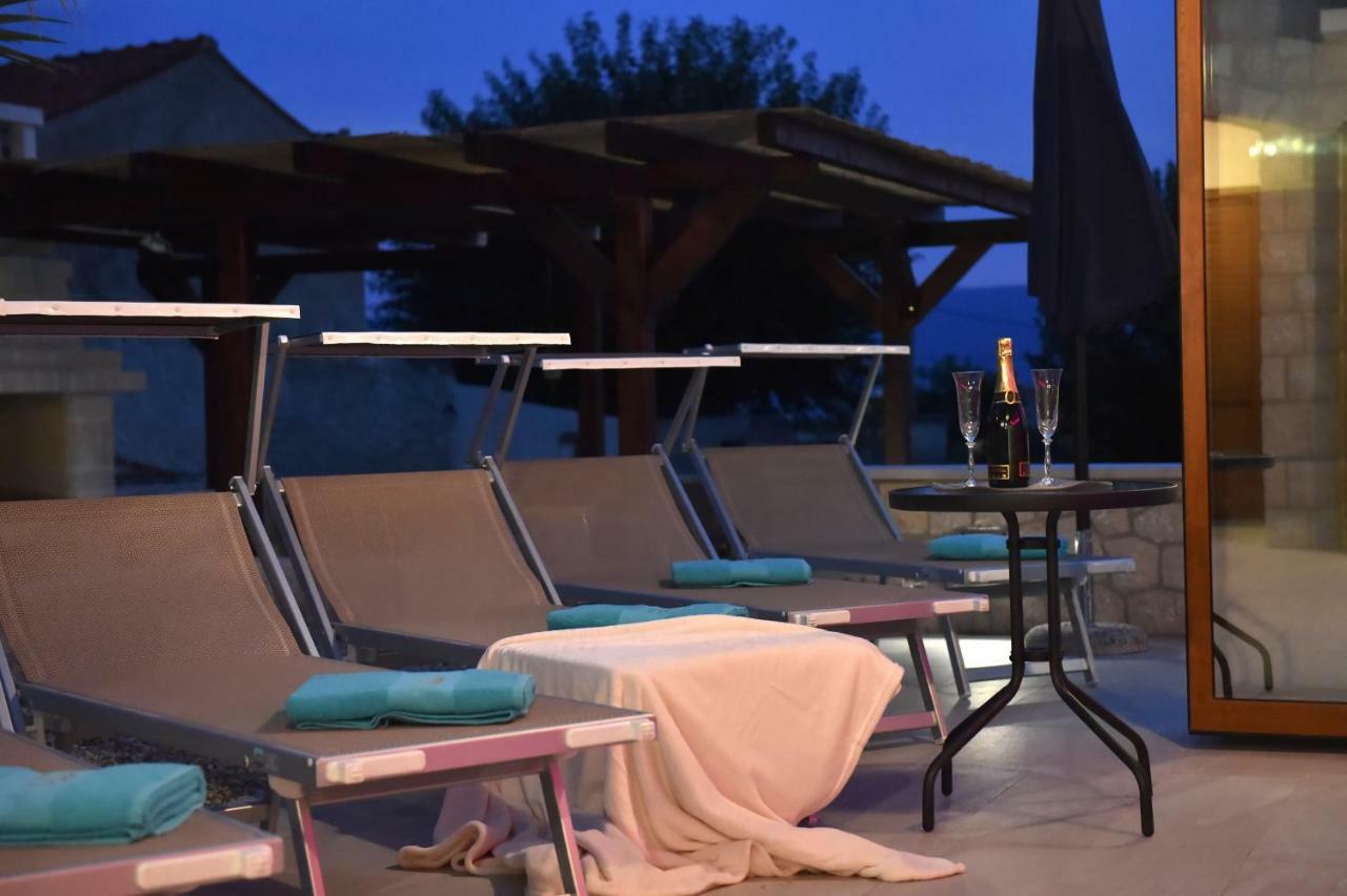 Villa Muskatel -With Heated Pool Brzac エクステリア 写真
