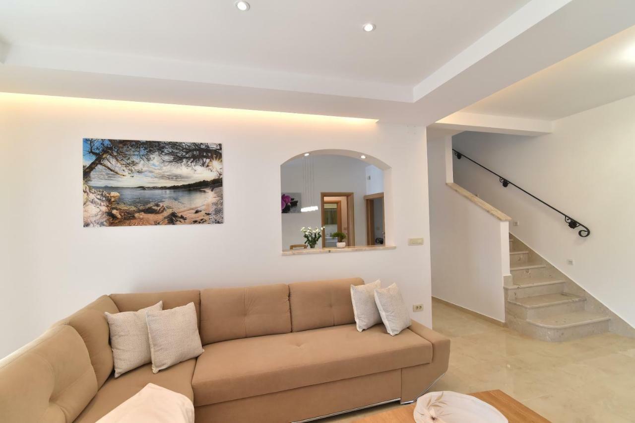 Villa Muskatel -With Heated Pool Brzac エクステリア 写真